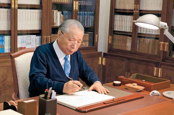 Daisaku Ikeda à son bureau, Tokyo, avril 2009. [© Seikyo Press]