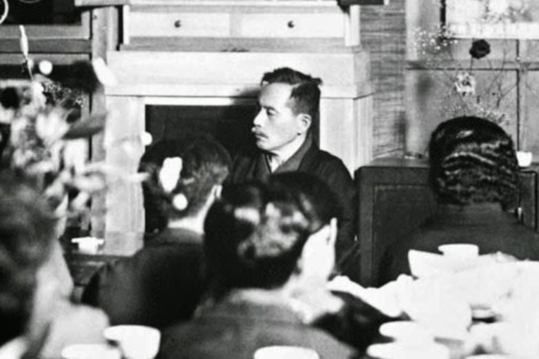 Tsunesaburo Makiguchi participe à une réunion de discussion à Tokyo, en 1942. [© Seikyo Shimbun]