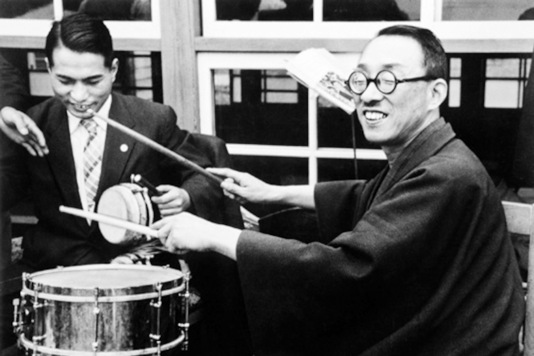 Josei Toda, avec son proche disciple Daisaku Ikeda, en 1956. [©Seikyo Press]