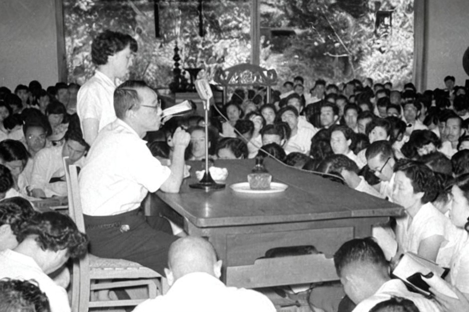 Josei Toda donne un cours sur les écrits de Nichiren, 1954. [© Seikyo Press]